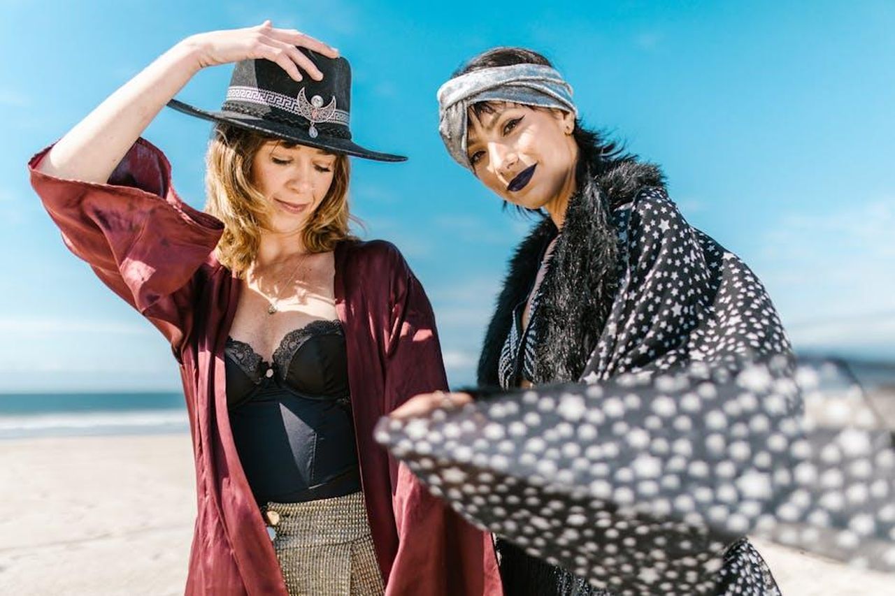 Acquario_20_GENNAIO__18_FEBBRAIO_iYa2nXTjE9 - Confidenze24 Source: RDNE Stock project - pexels - Two women in bohemian attire enjoying a sunny day on the beach.