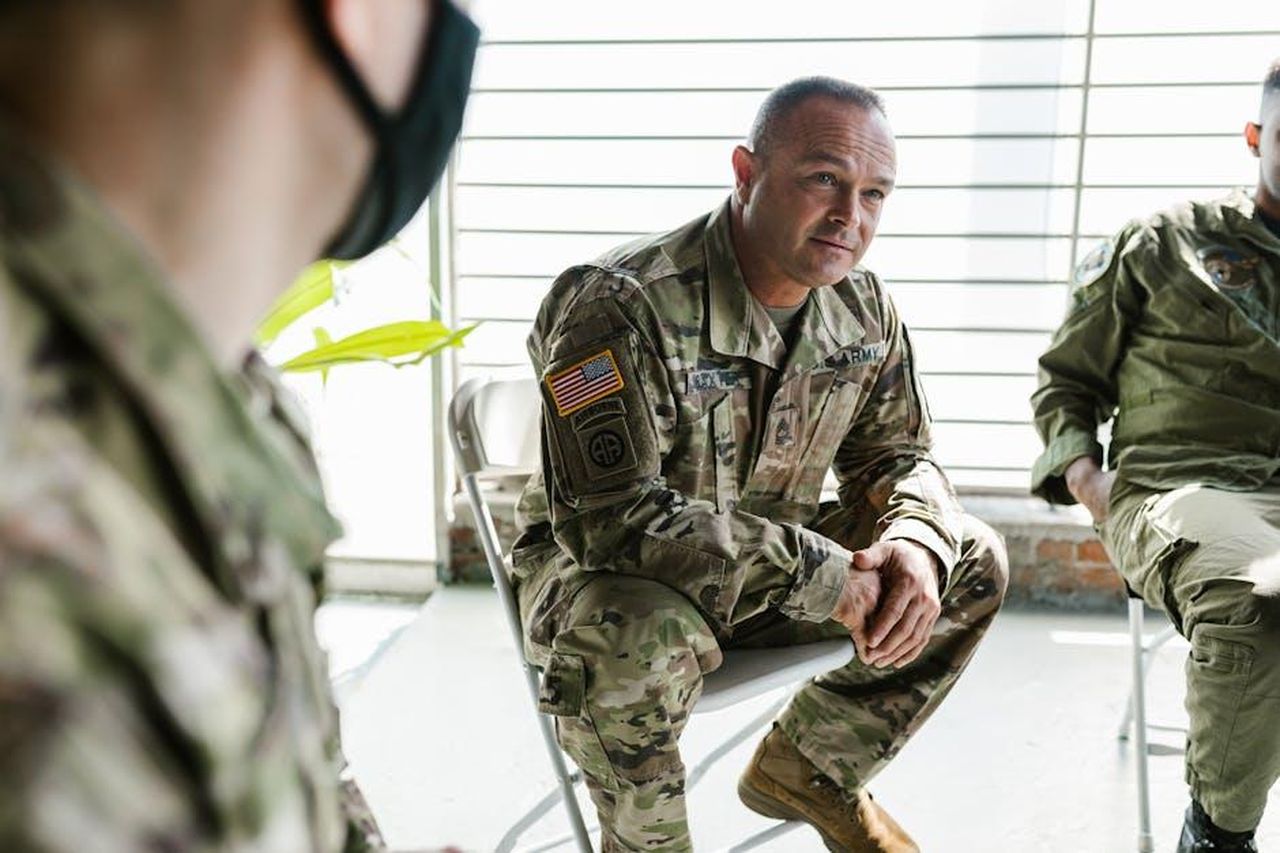 Acquario_20_gennaio__18_febbraio_ukLTWV3OYH - Confidenze24 Source: RDNE Stock project - pexels - Military veterans participate in a group therapy session to support mental health recovery.