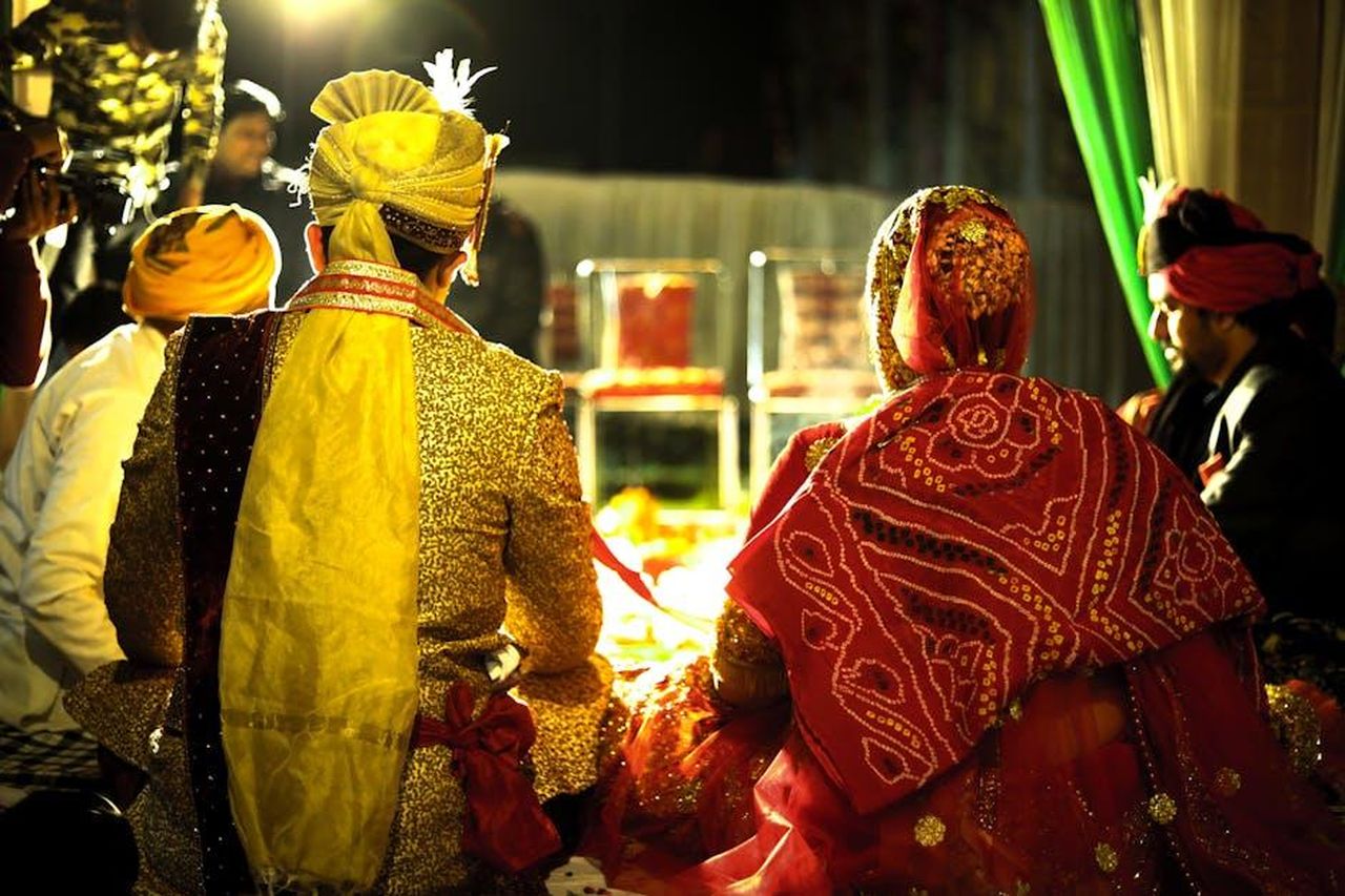 Adam_Scott_ha_elogiato_il_suo_matrimonio_con_Naomi_Scott_kDrTfc9qK2 - Confidenze24 Source: viresh studio - pexels - Colorful Indian bride and groom at a traditional wedding ceremony during the night.