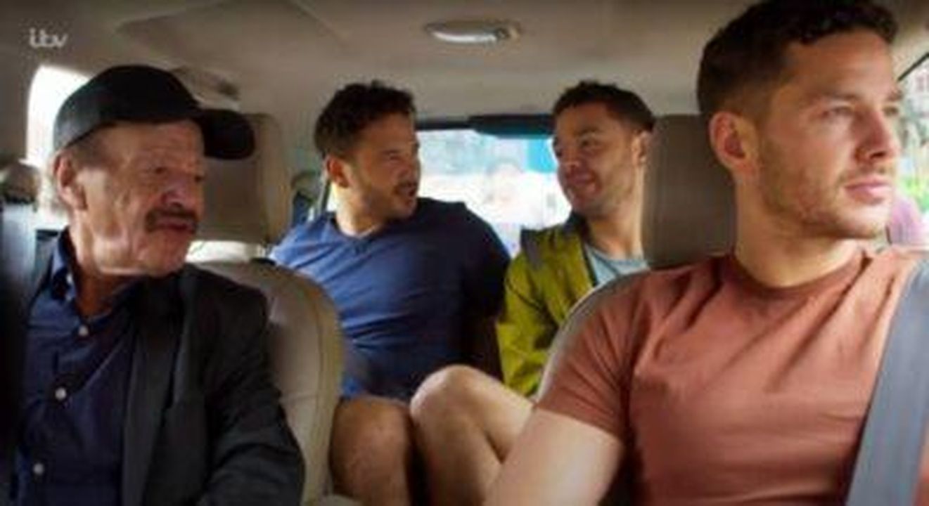 Adam_e_Ryan_Thomas_esplorano_le_loro_radici_yYbezLt3ya - Confidenze24 Source: YouTube - - I fratelli Thomas in un taxi a Mumbai con il padre Dougie