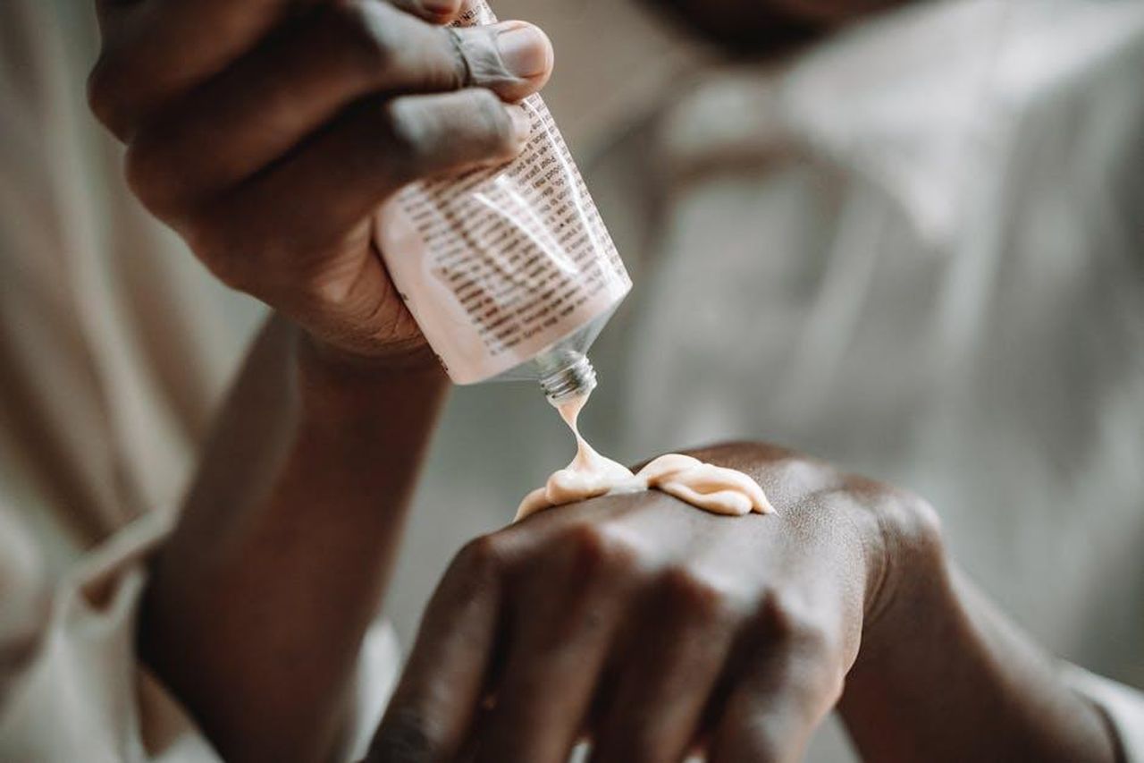Adatto_a_Tutti_i_Tipi_di_Pelle_6CdjyWgykc - Confidenze24 Source: ROMAN ODINTSOV - pexels - A close-up of hands applying skin care cream from a tube, emphasizing daily skincare routine.