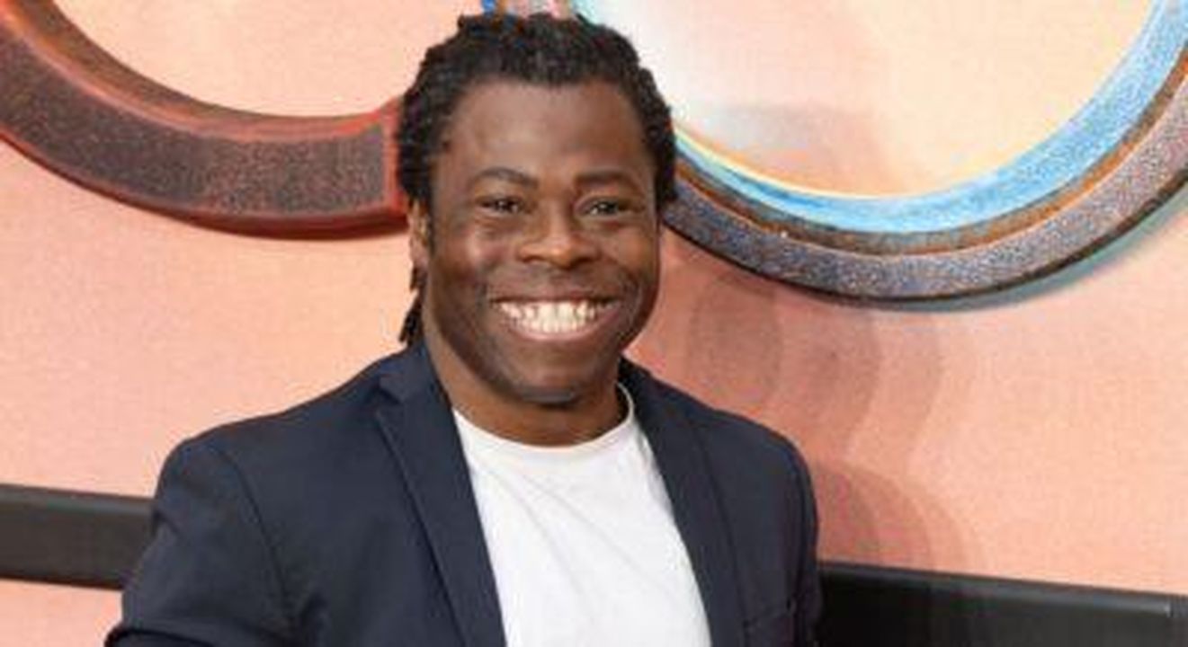 Ade_Adepitan_accoglie_il_secondo_bambino_E69HZgEukf - Confidenze24 Source: CoverImages.com - - Ade Adepitan sorridente con il suo bambino