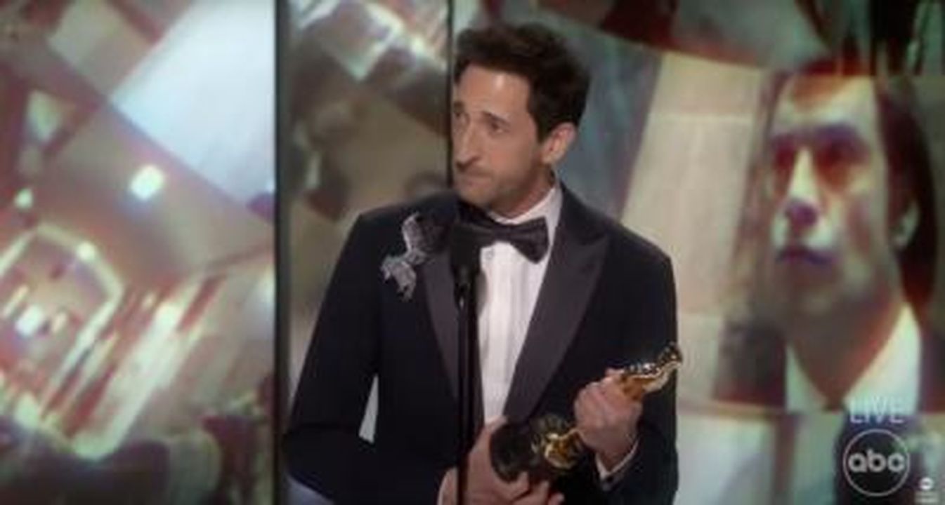 Adrien_Brody_chiamato_in_causa_WXLy64f3uC - Confidenze24 Source: ABC - - Adrien Brody accetta il suo premio agli Oscar