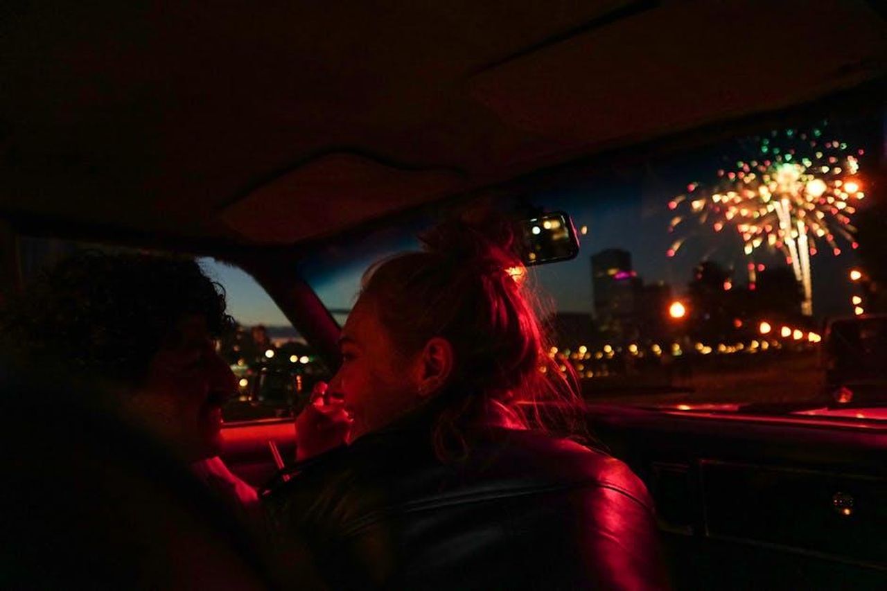 Affleck_non_vuole_rimanere_amici_con_Lopez_u9iI3FtyLk - Confidenze24 Source: cottonbro studio - pexels - Couple enjoying fireworks from car interior at night, capturing a romantic moment.