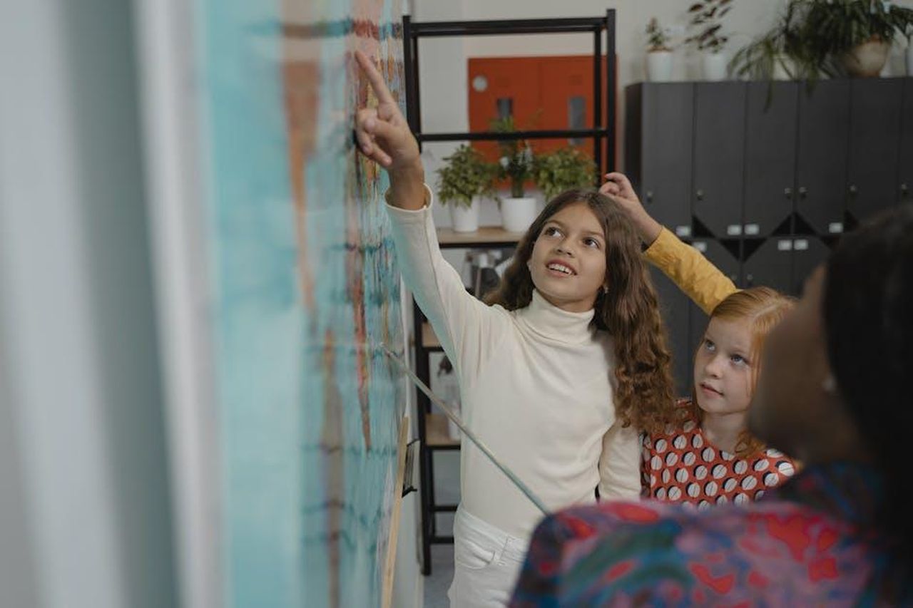 Affronta_le_sessioni_di_studio_notturne_4DcmBNkv5b - Confidenze24 Source: Tima Miroshnichenko - pexels - Children actively participate in a geography lesson in a school classroom.