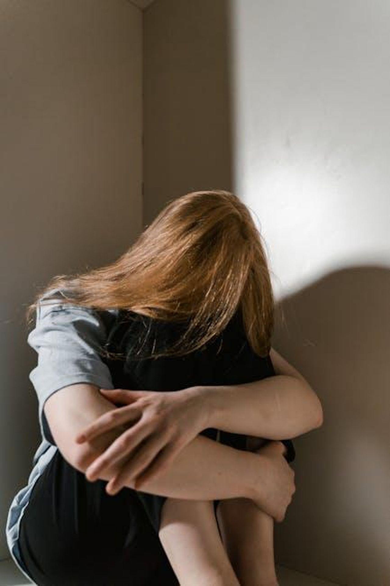 Affrontare_il_disagio_OHNyanPLzy - Confidenze24 Source: MART PRODUCTION - pexels - A woman sits alone in a corner, reflecting anxiety and solitude. Soft lighting accentuates her posture.