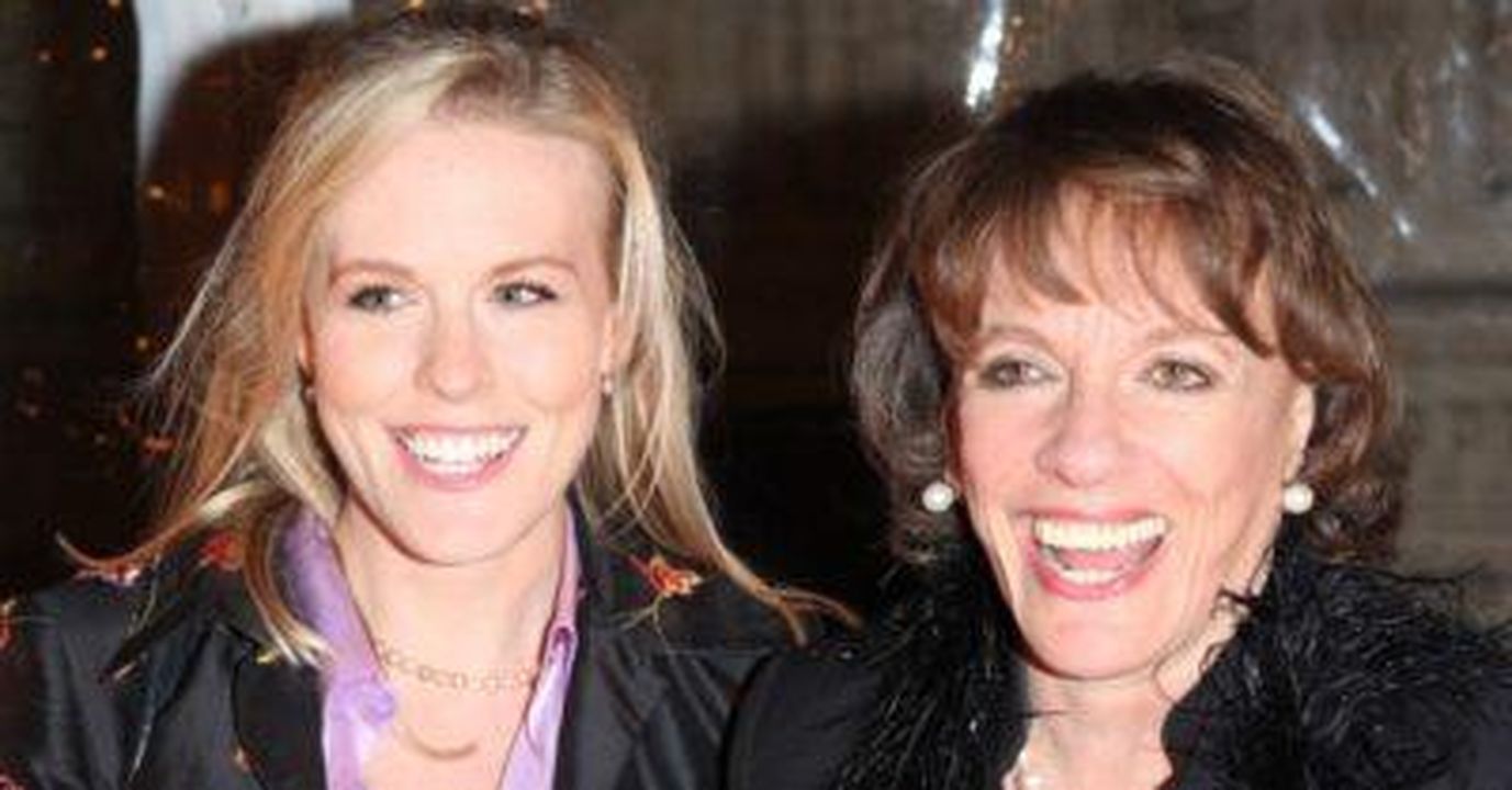 Aggiornamenti_strazianti_sulla_battaglia_contro_il_cancro_di_Esther_Rantzen_6Zopkq2qDs - Confidenze24 Source: Splash News - - Rebecca Wilcox sorridente accanto a sua madre Esther Rantzen