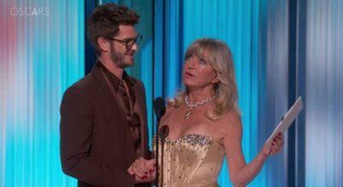 Aggiornamento_sulla_salute_di_Goldie_Hawn_agli_Oscar_2025_fi7vwZDEZO - Confidenze24 Source: ITV - - Andrew Garfield tiene la mano di Goldie Hawn