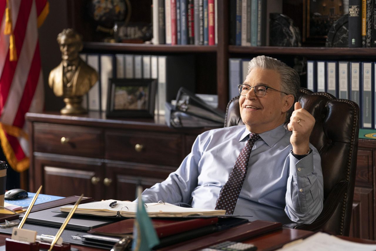 Al_Franken__in_The_Residence_lRyyrffmsV - Confidenze24 Source: Jessica Brooks/Netflix - Netflix - Al Franken in The Residence