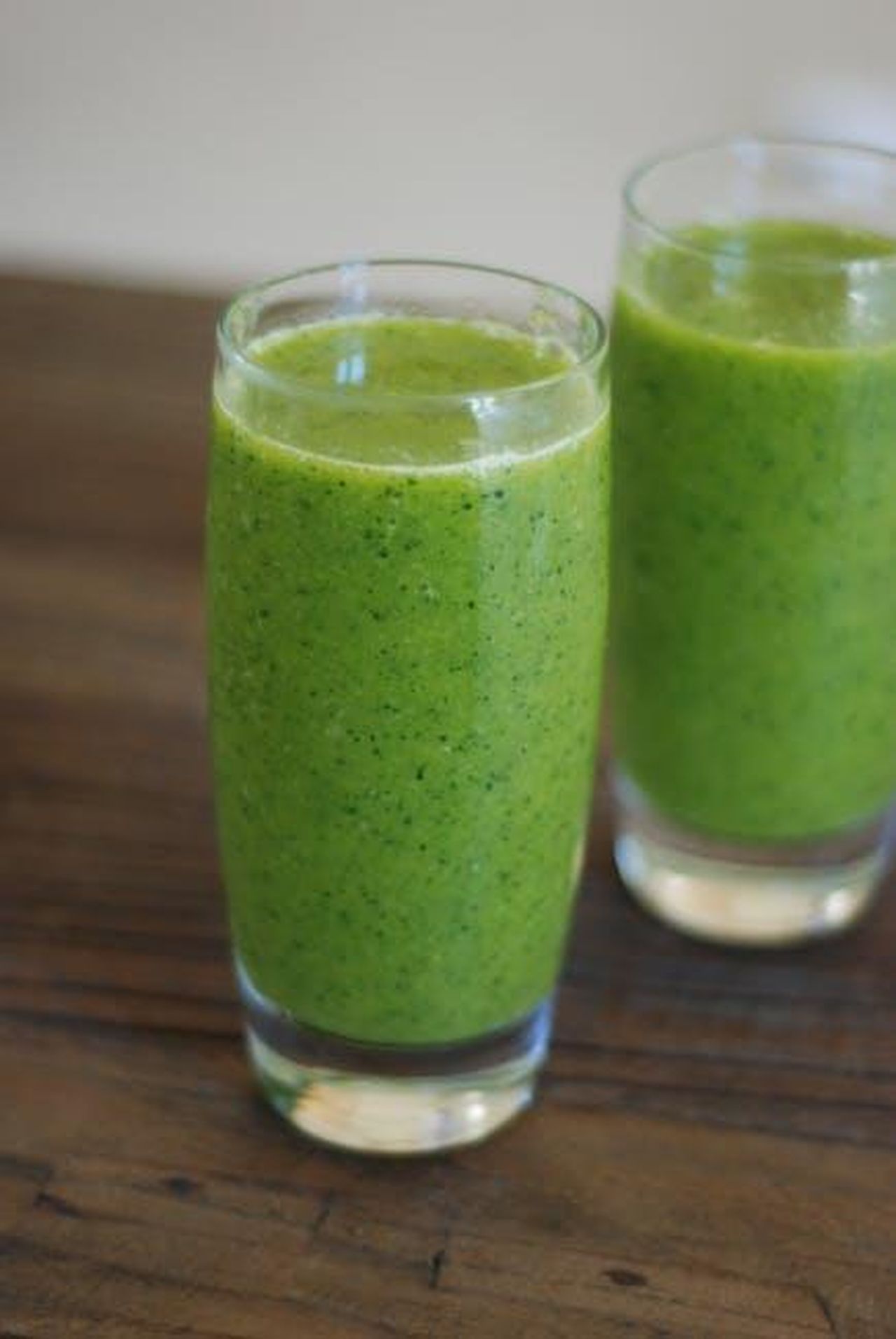 Alaila_Everett_su_Good_Morning_America_2ewAi8RCVj - Confidenze24 Source: Lisa Stroud - pexels - Two green smoothies in glass on a rustic wooden table, embodying freshness and health.