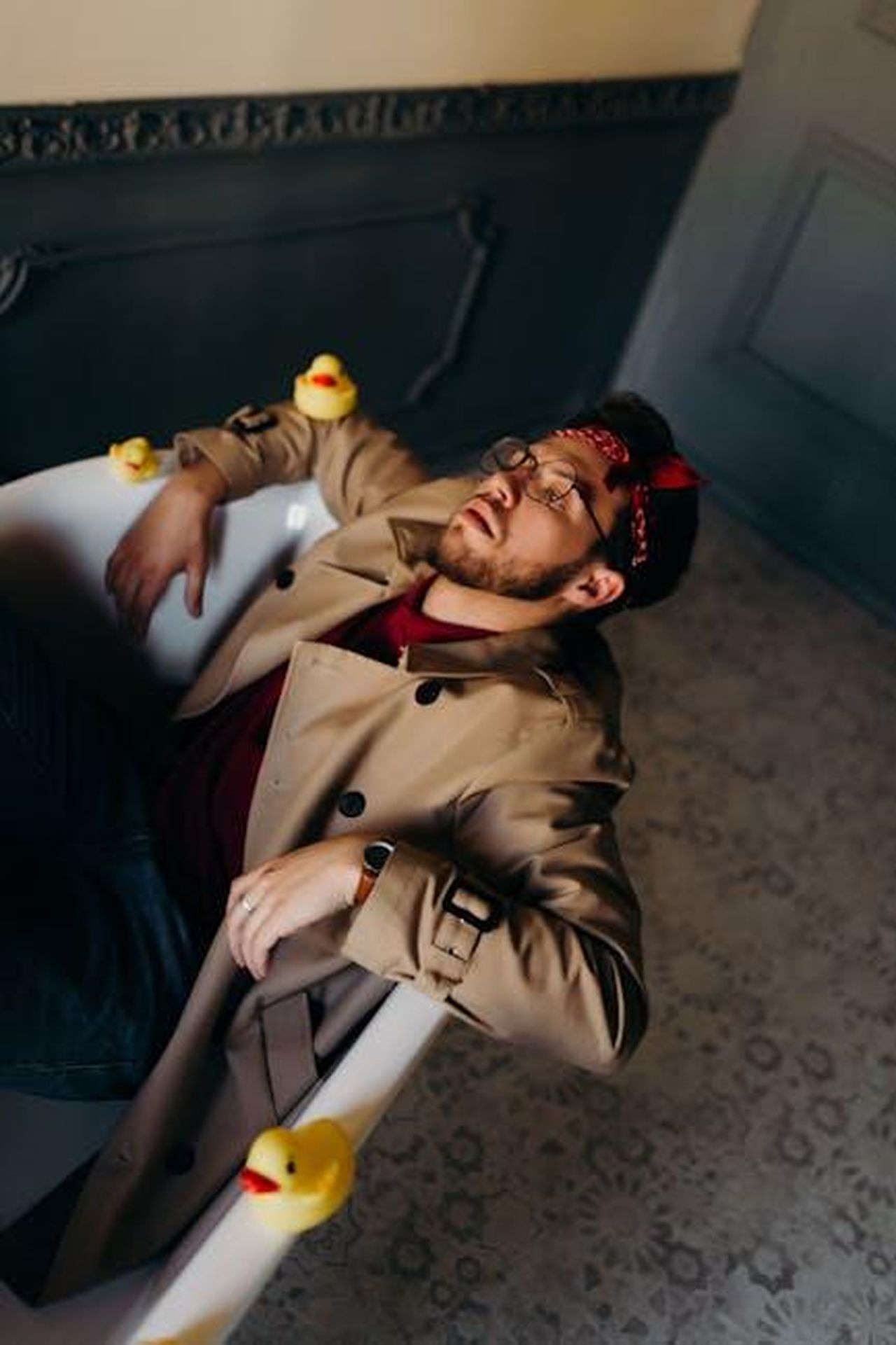Alesha_Dixon_divide_i_telespettatori_di_Comic_Relief_2LmcSVZMF3 - Confidenze24 Source: Роман Павлов - pexels - A man in a trench coat and glasses relaxing in a bathtub with toy ducks.