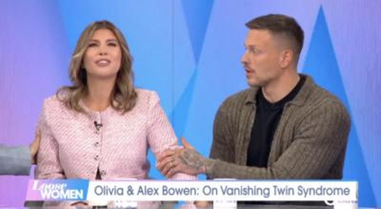Alex_e_Olivia_rivelano_il_sesso_del_bambino_non_ancora_nato_kJ46tGwOK5 - Confidenze24 Source: ITV - - Olivia e Alex Bowen emozionati su Loose Women