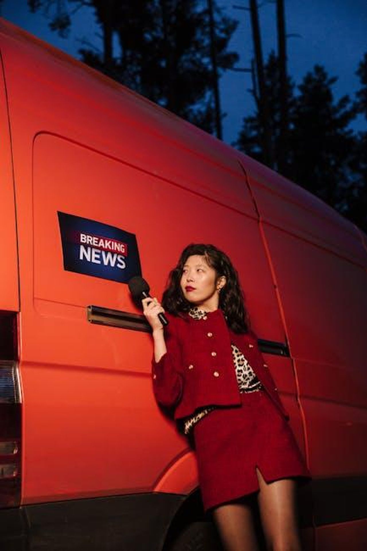 Alison_affronta_critiche_EJzaQwuLSA - Confidenze24 Source: cottonbro studio - pexels - Asian woman reporter in red standing by a breaking news van at twilight.