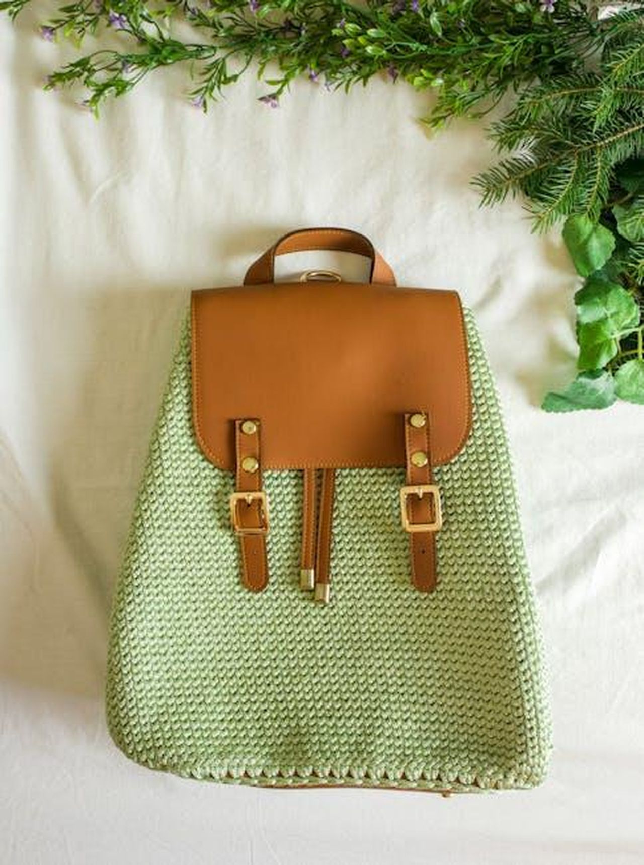 Alternativa_economica_Banana_Republic_Factory_Slouch_Tote_rJcpPKyK7x - Confidenze24 Source: MADEINEGYPT.CA - pexels - Elegant hand-crocheted backpack with leather accents on a nature-inspired background.