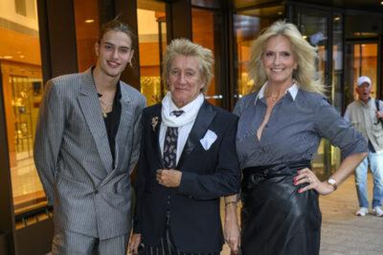 Altre_novit_in_arrivo_per_Rod_3Y2INsUgsu - Confidenze24 Source: Cover Images - - Rod Stewart e Penny Lancaster con il figlio Alastair