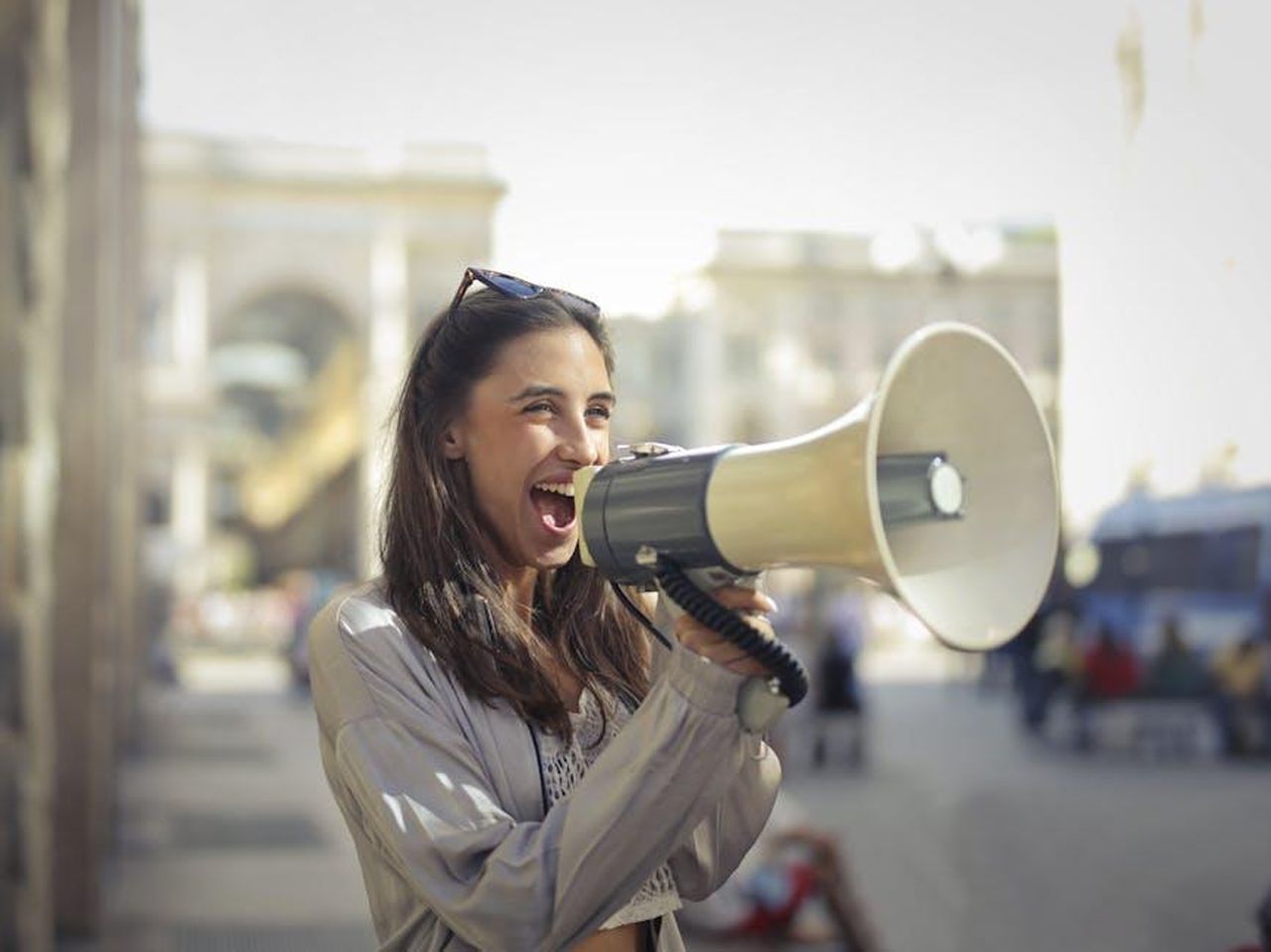 Altri_eventi_e_notizie_dal_mondo_dello_spettacolo_1zBfhw5pbq - Confidenze24 Source: Andrea Piacquadio - pexels - Cheerful young woman in a casual outfit shouting into a megaphone on a sunny day.