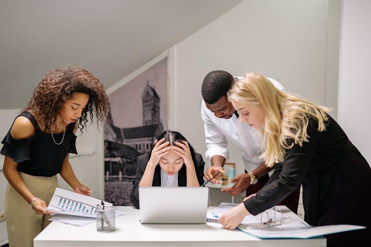 Altri_eventi_nel_mondo_delle_celebrit_U3FuNcaFmH - Confidenze24 Source: Yan Krukau - pexels - Diverse group of coworkers engaged in a collaborative office meeting, discussing around a laptop.