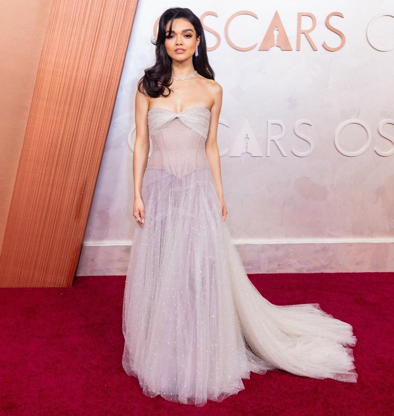 Altri_look_di_celebrit_agli_Oscar_2025_64axrNypoZ - Confidenze24 Altri look di celebrità agli Oscar 2025 Rachel Zegler in abito Dior agli Oscar 2025