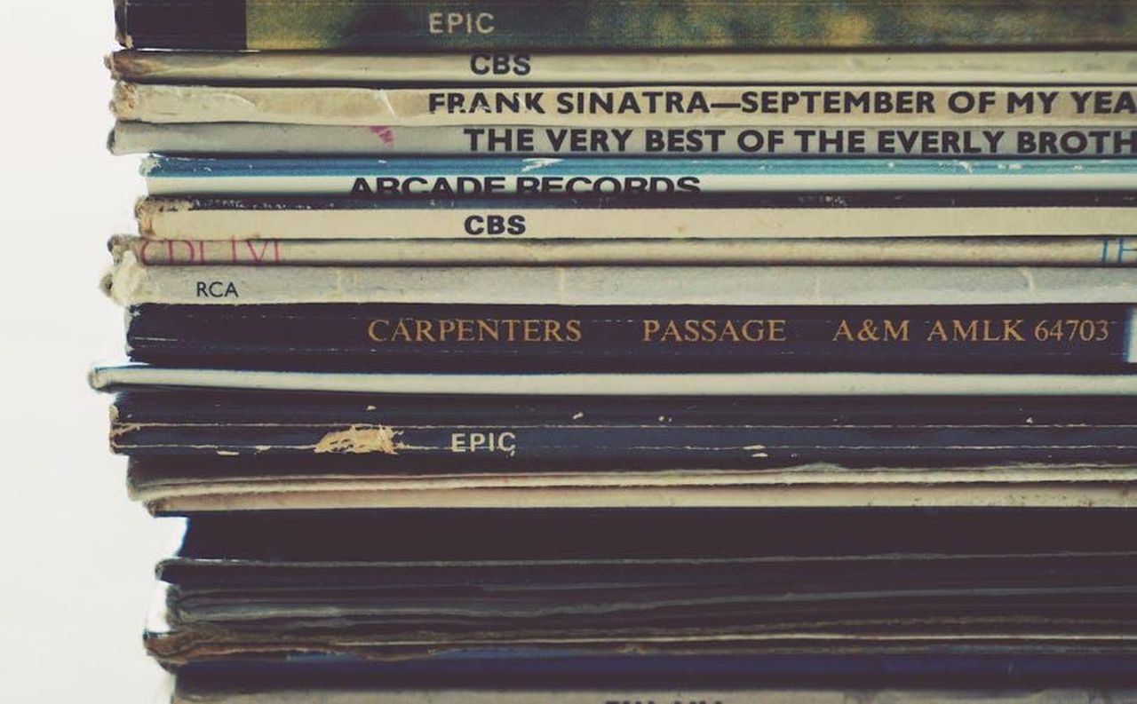Altri_rinnovi_di_CBS_uq76fvbR5f - Confidenze24 Source: Suzy Hazelwood - pexels - Close-up view of a stack of vintage vinyl records showcasing album spines.