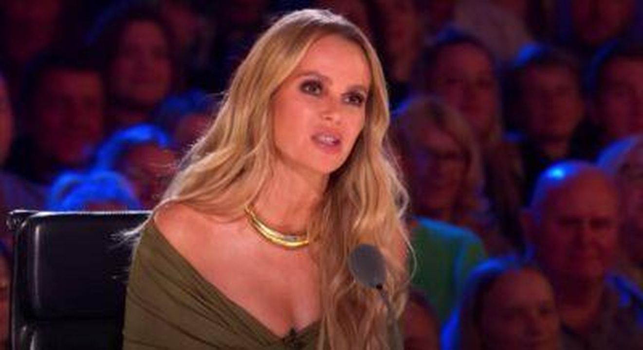 Amanda_Holden_condivide_una_vista_dentro_la_sua_casa_xJVSQJdTjK - Confidenze24 Source: YouTube - - Amanda Holden mentre parla su BGT