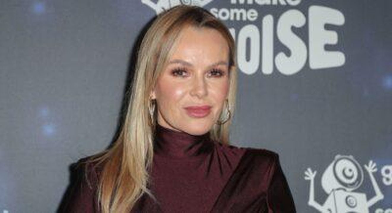 Amanda_Holden_ha_perso_suo_figlio_Theo_a_sette_mesi_di_gravidanza_6eTnHDvCXF - Confidenze24 Source: Splash News - - Amanda Holden che guarda avanti