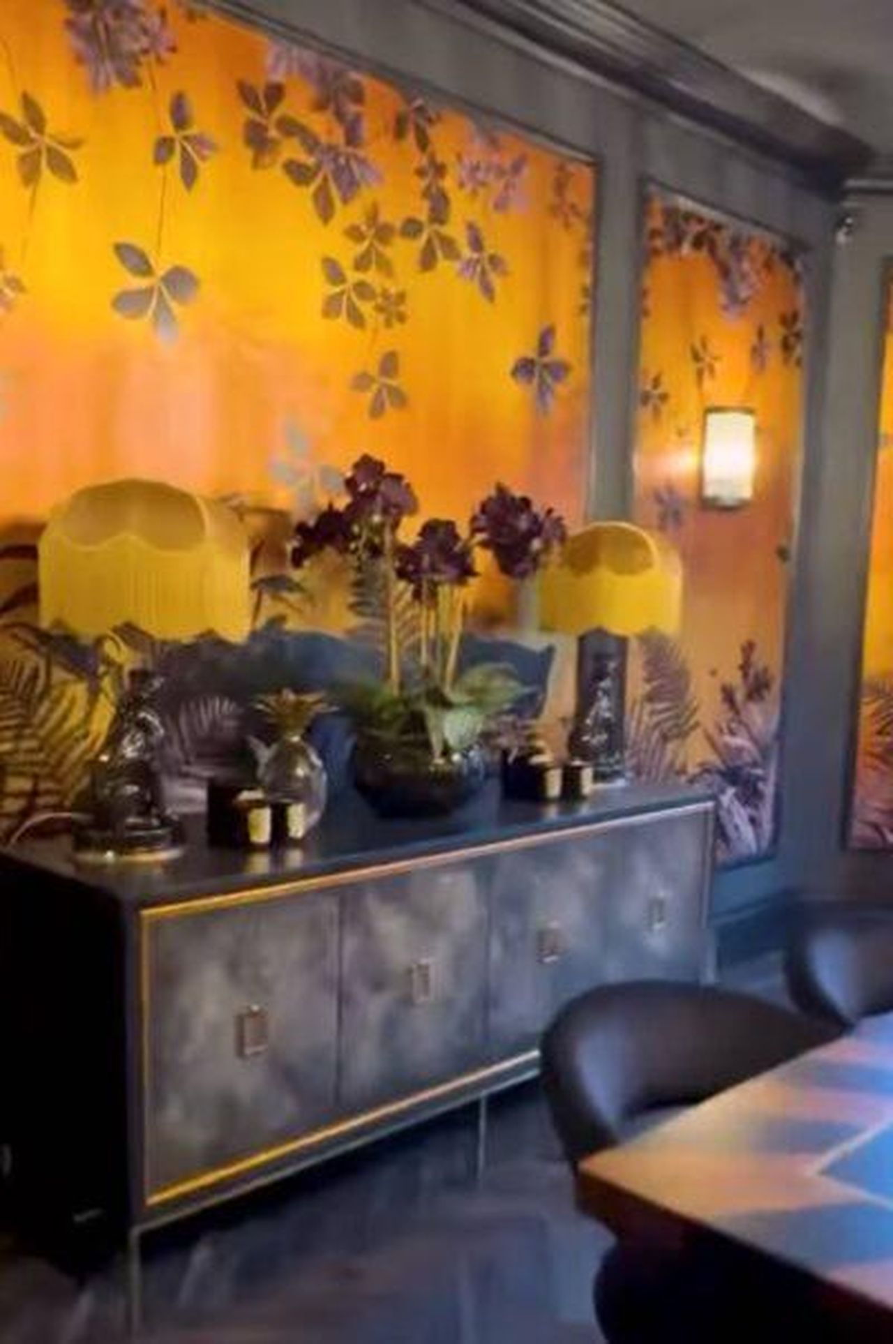 Amanda_Holden_ha_uno_stile_audace_EODcEGGjPM - Confidenze24 Source: Instagram - - La sala da pranzo di Amanda Holden