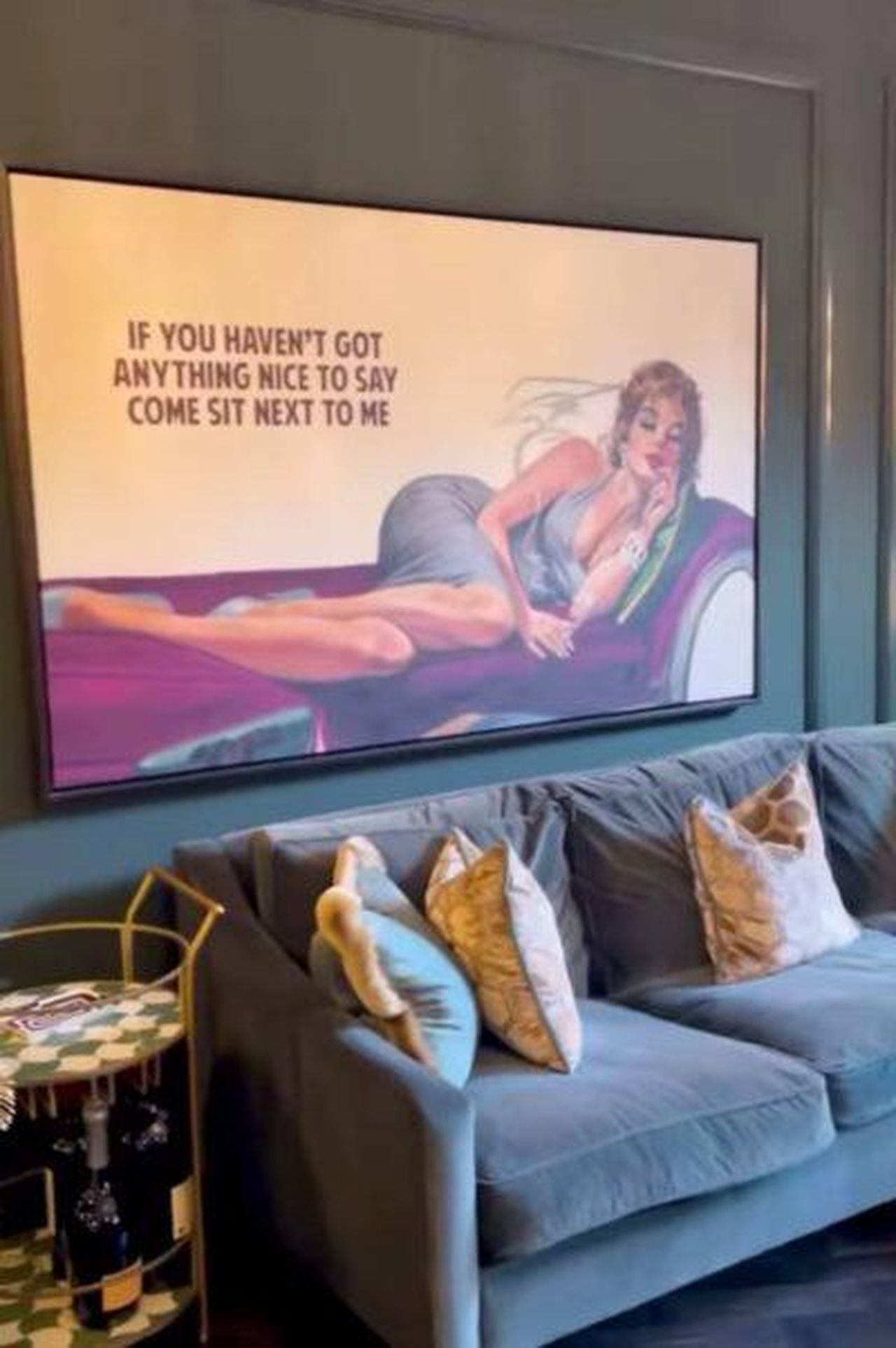 Amanda_Holden_ha_uno_stile_audace_q9TzQif6sD - Confidenze24 Source: Instagram - - Un quadro appeso nella casa di Amanda Holden