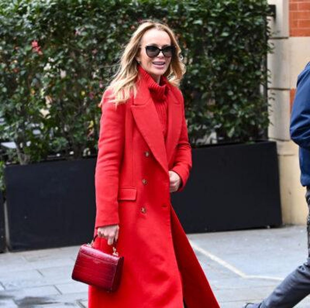 Amanda_Holden_in_una_confessione_sincera_sul_matrimonio_con_Chris_BG1r7FVoBN - Confidenze24 Source: Splash News - - Amanda Holden mentre cammina