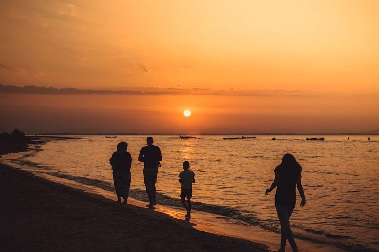 Ammissione_onesta_sui_tiffs_nel_loro_matrimonio_k1fv4mNWbJ - Confidenze24 Source: Delcho Dichev - pexels - A family walking along Mandra beach, Greece, silhouetted against a stunning sunset.