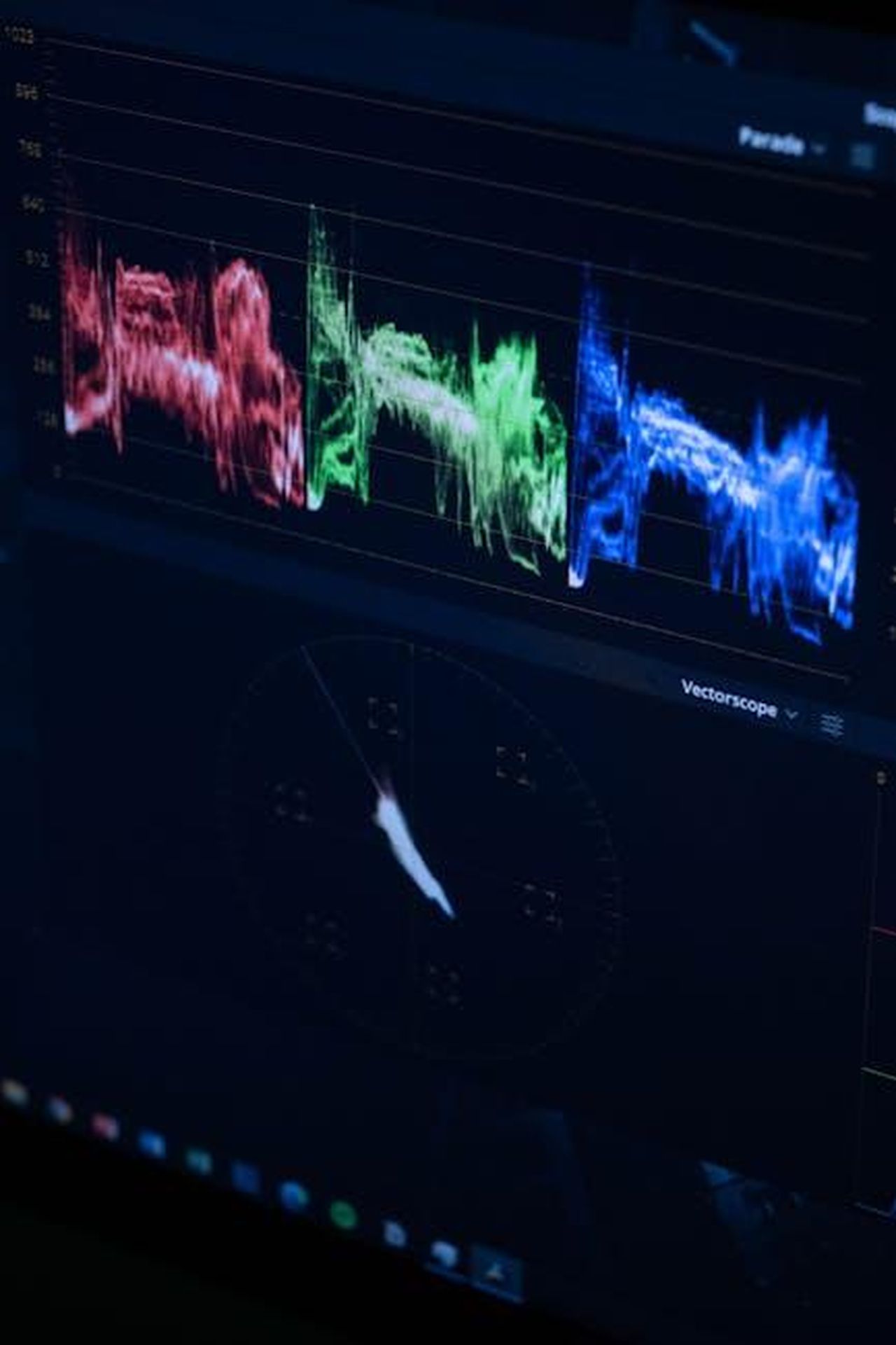 Analisi_Video_Aggiunge_Carburante_al_Dibattito_j2nyUv3xoq - Confidenze24 Source: Ron Lach - pexels - A close-up of a monitor showing color waveform and vectorscope visualization for video editing.