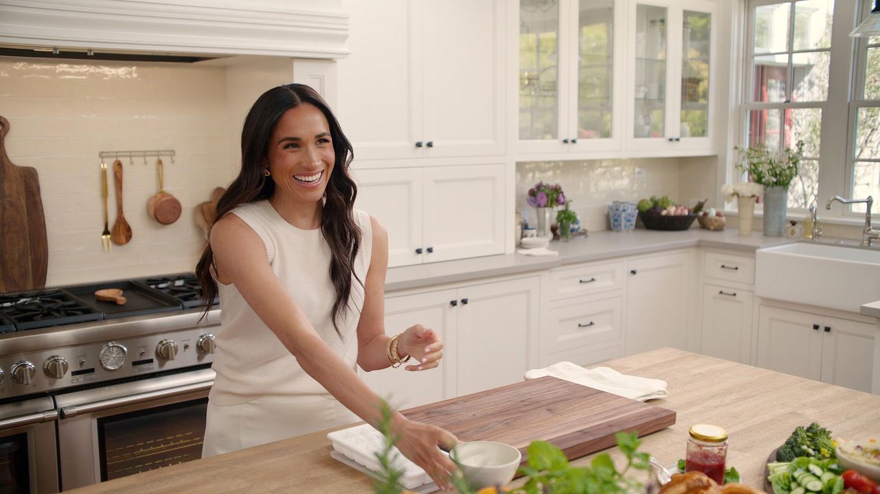 Analisi_del_cognome_di_Meghan_Markle_e_Prince_Harry_NlePRq9rOR - Confidenze24 Source: Netflix / Courtesy Everett Collection - Netflix - With Love, Meghan, Meghan, Duchessa di Sussex