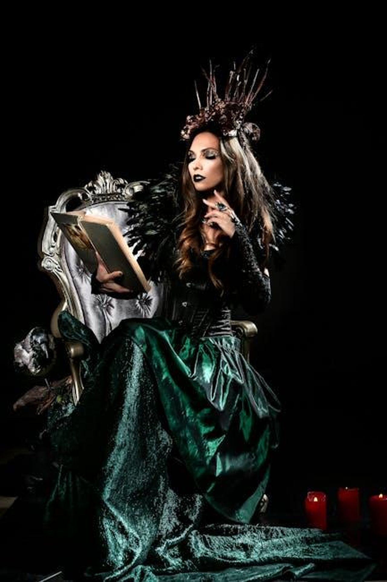 Annuncio_del_cast_di_Avengers_Doomsday_afsEqYtaA9 - Confidenze24 Source: Ferdinand Studio - pexels - Captivating image of a woman dressed as a witch in a dark fantasy setting, holding a book.