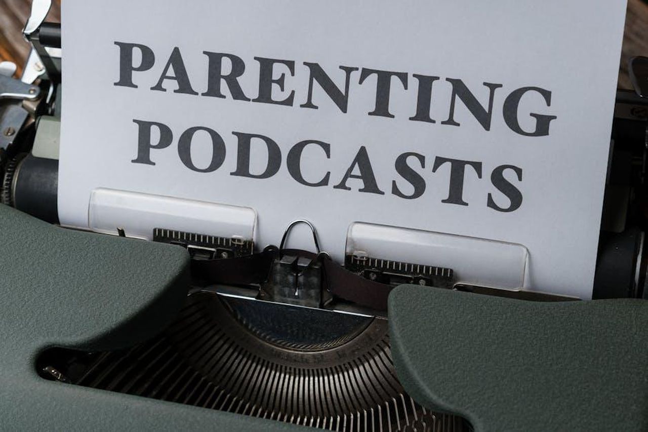 Annuncio_del_podcast_Lessons_From_Our_Mothers_cgFedNZuzy - Confidenze24 Source: Markus Winkler - pexels - Close-up of a vintage typewriter with a sheet titled 'Parenting Podcasts'.