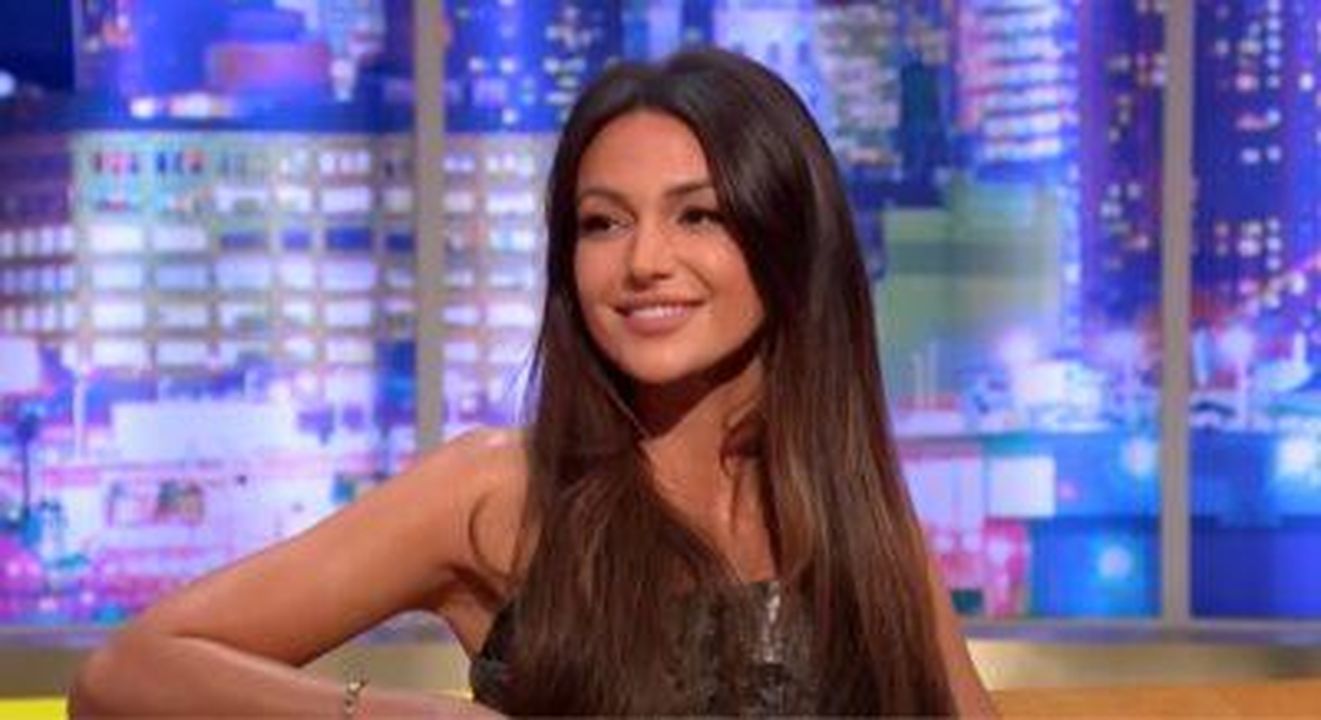Annuncio_della_gravidanza_C4ASj2CDq0 - Confidenze24 Source: The Jonathan Ross Show/ITV - - Michelle Keegan in abito bianco sulla spiaggia