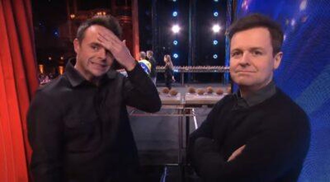 Ant_McPartlin_avverte_i_bambini_di_non_colpire_le_noci_di_cocco_dopo_un_incidente_AZjpgdDcCc - Confidenze24 Source: Britain’s Got Talent/YouTube - - Ant e Dec su Britain's Got Talent