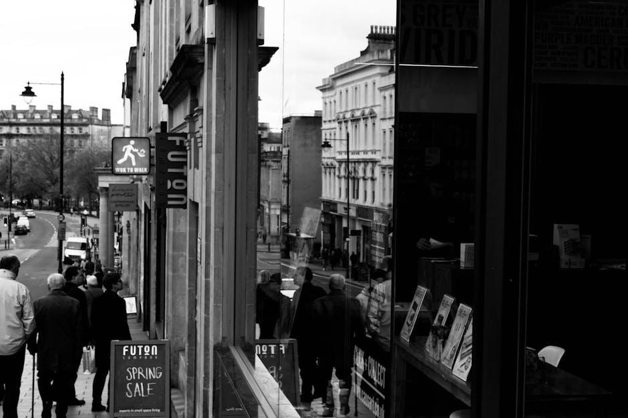 Anthropologie_sconti_imperdibili_per_la_primavera_4vUJUlsdux - Confidenze24 Source: Jack Winbow - pexels - Monochrome street photograph capturing daily life in Bristol, England.