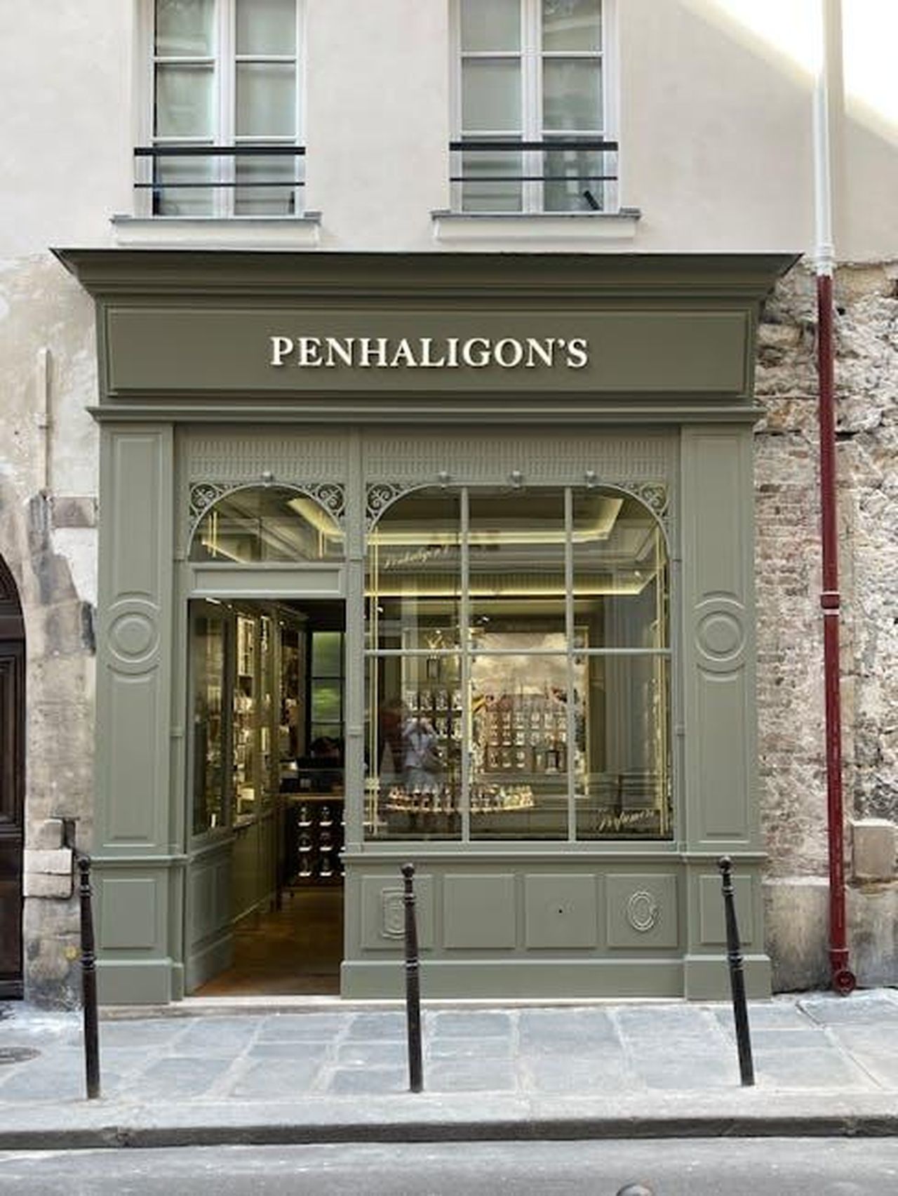Anthropologie_un_paradiso_per_gli_amanti_dei_profumi_e8hy7Zad8O - Confidenze24 Source: Eugenia Remark - pexels - Classic storefront of Penhaligon's perfume shop in Paris, France.