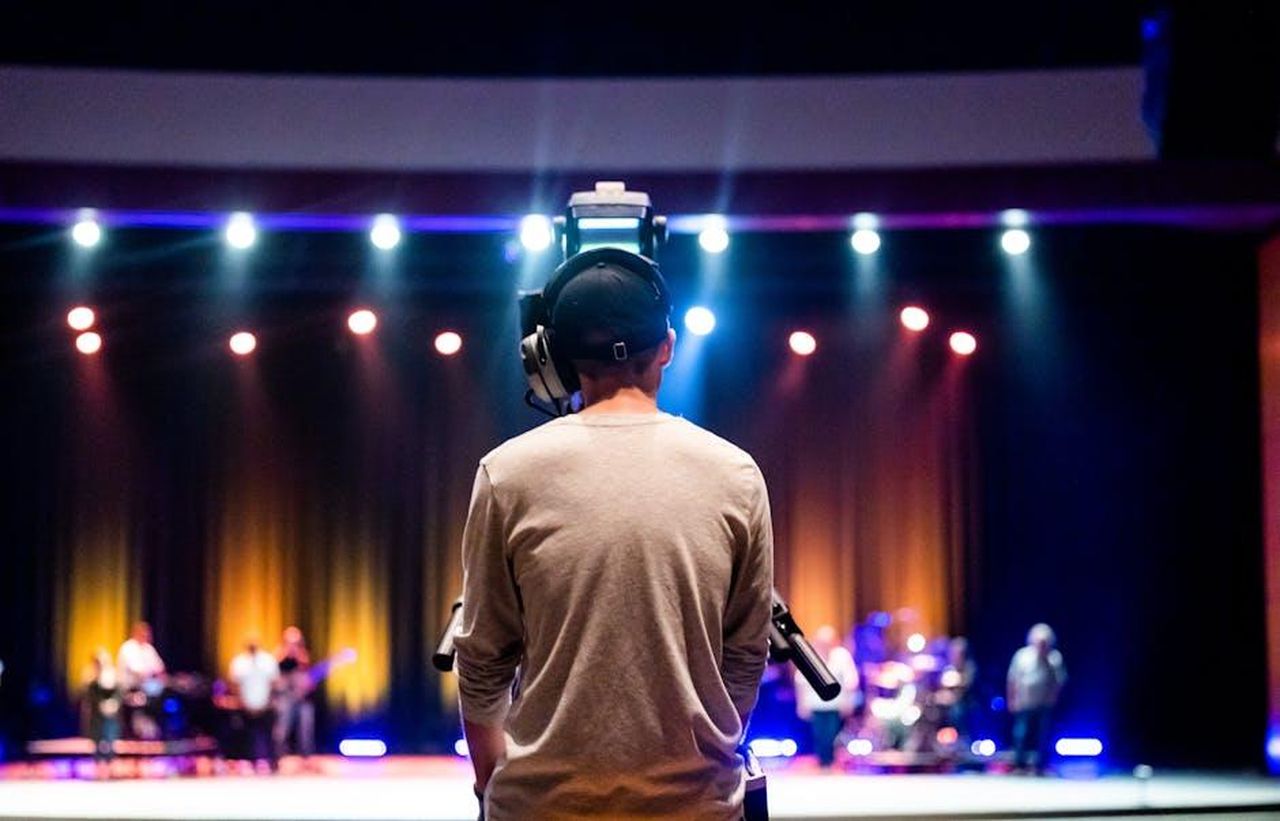 Anticipazioni_sulla_prossima_puntata_di_Tracker_0LUcgK881v - Confidenze24 Source: Caleb Oquendo - pexels - Back view of a camera operator capturing a live concert on stage.