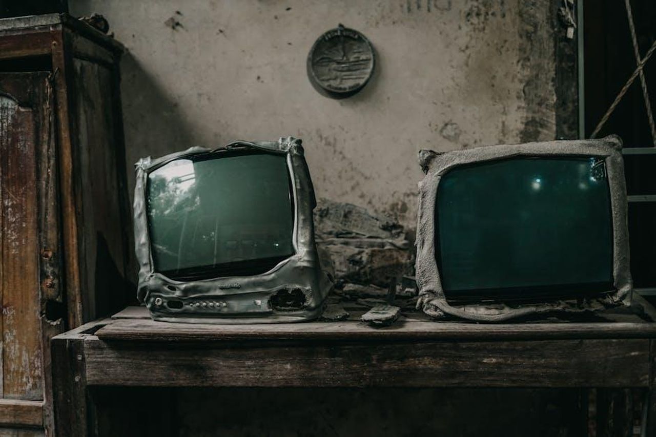 Anticipazioni_sullepisodio_Exodus_di_Tracker_wqLoPLPCYO - Confidenze24 Source: Afif Ramdhasuma - pexels - Two burnt vintage televisions in a decaying room evoke nostalgia and decay.
