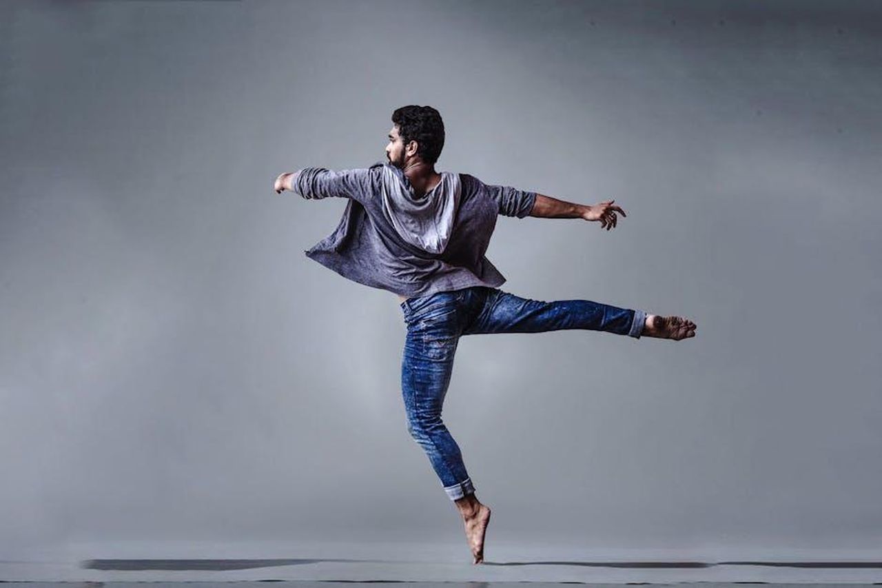 Apparizione_a_Strictly_Come_Dancing_Ni0EyhCmP5 - Confidenze24 Source: Yogendra Singh - pexels - A male dancer executing a high jump in a studio setting, showcasing grace and agility.