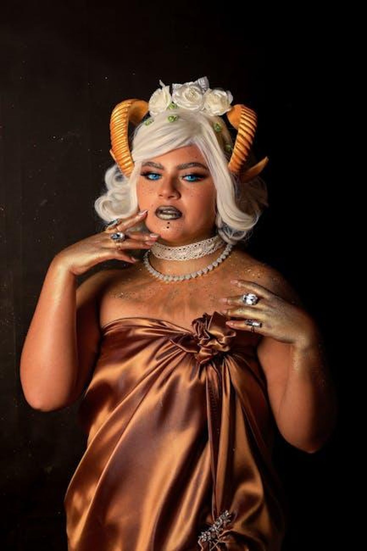Ariete_21_MARZO__19_APRILE_AbG2zo49ZT - Confidenze24 Source: Oswaldo López - pexels - Stylized portrait with aries horns, elegant dress, and striking makeup, perfect for fantasy themes.