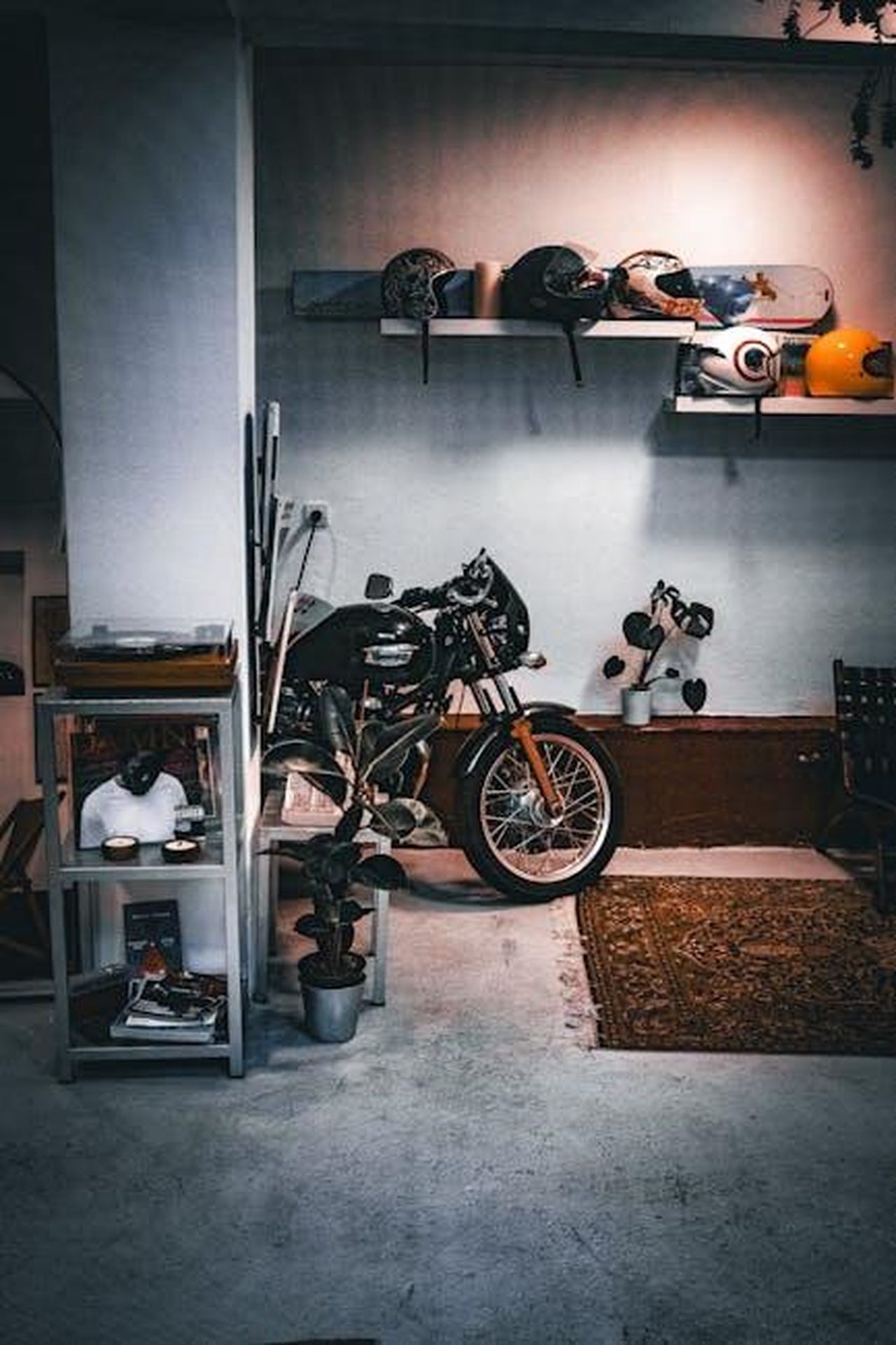 Articoli_in_evidenza_della_collezione_LlRWnJrueC - Confidenze24 Source: Anıl Sarıca - pexels - A cozy indoor setup featuring a motorcycle, helmets, and decor. Ideal for motorbike enthusiasts.