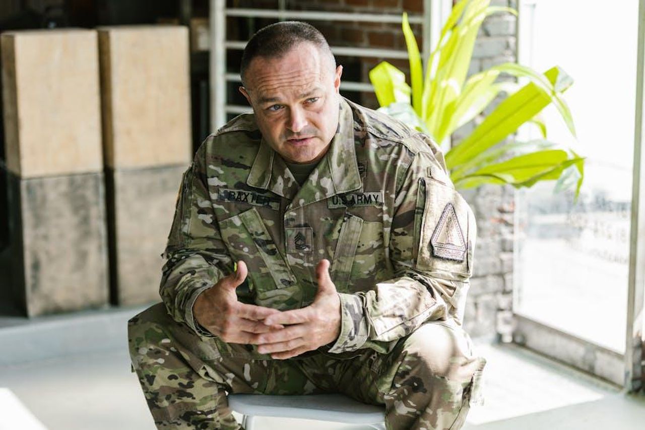 Attivit_al_Tapa_Army_Base_8h1u0jTPnV - Confidenze24 Source: RDNE Stock project - pexels - US Army soldier in a military uniform sitting indoors, discussing mental health support.