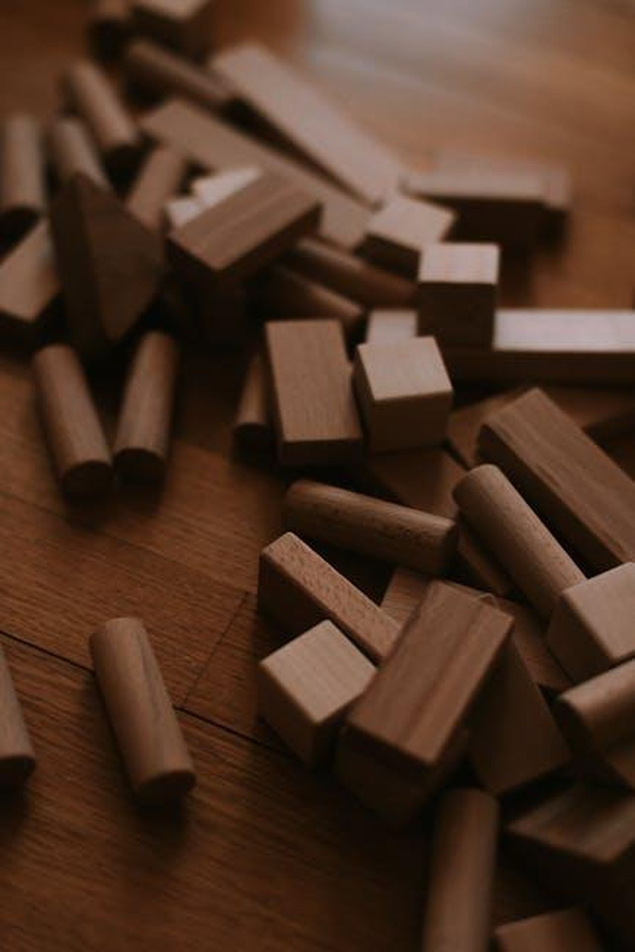 Attivit_preferite_di_Paris_con_i_suoi_bambini_0nCdy2rn8n - Confidenze24 Source: Julia Bataeva - pexels - Artistic arrangement of wooden blocks on a warm-toned hardwood floor. Perfect for creative projects.