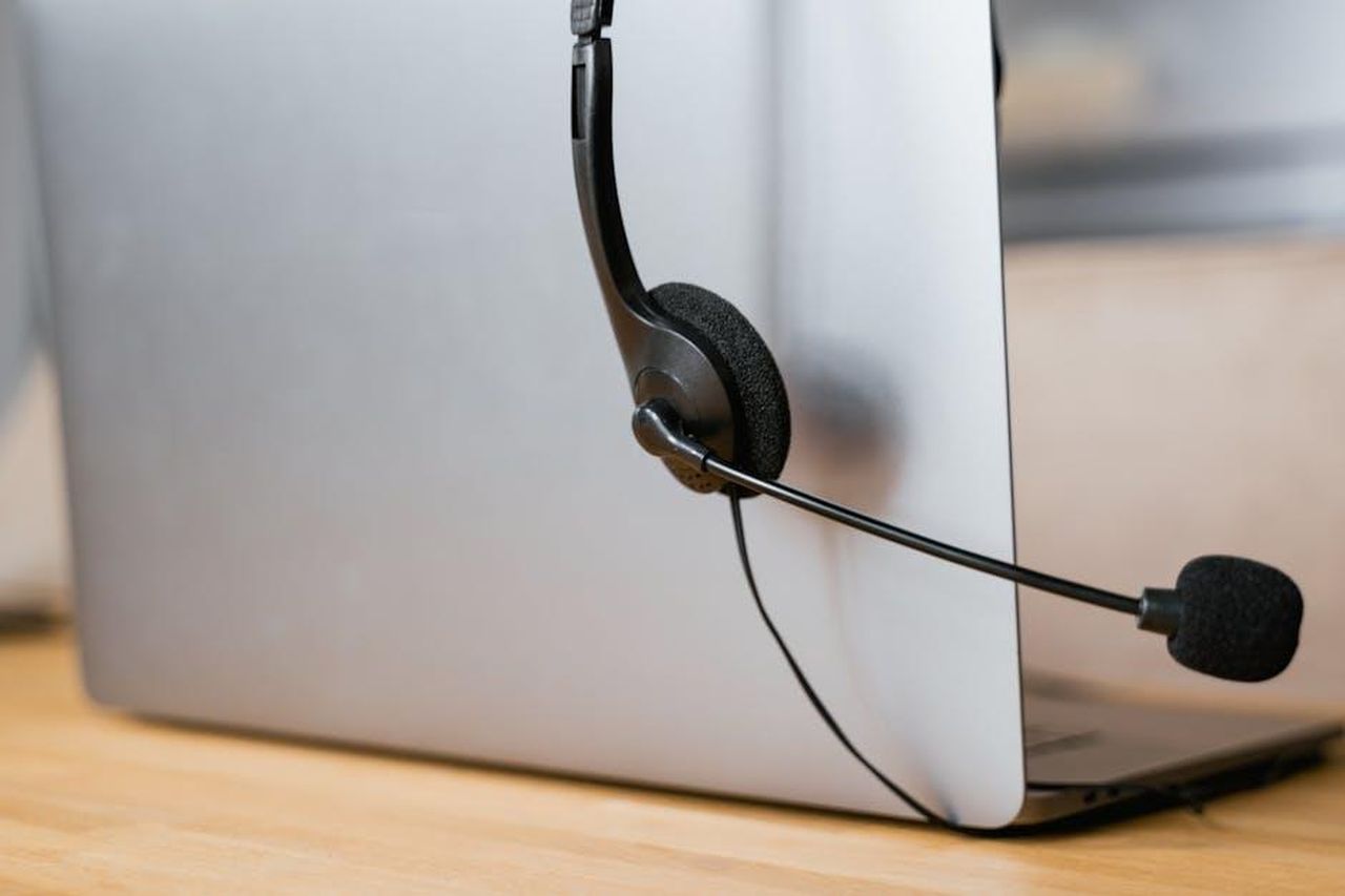 Attrice_Rilascia_Audio_Di_Una_Chiamata_Con_Tyler_Perry_kpaqKG14A9 - Confidenze24 Source: MART PRODUCTION - pexels - A laptop with a headset attached, ideal for virtual meetings or online customer support.