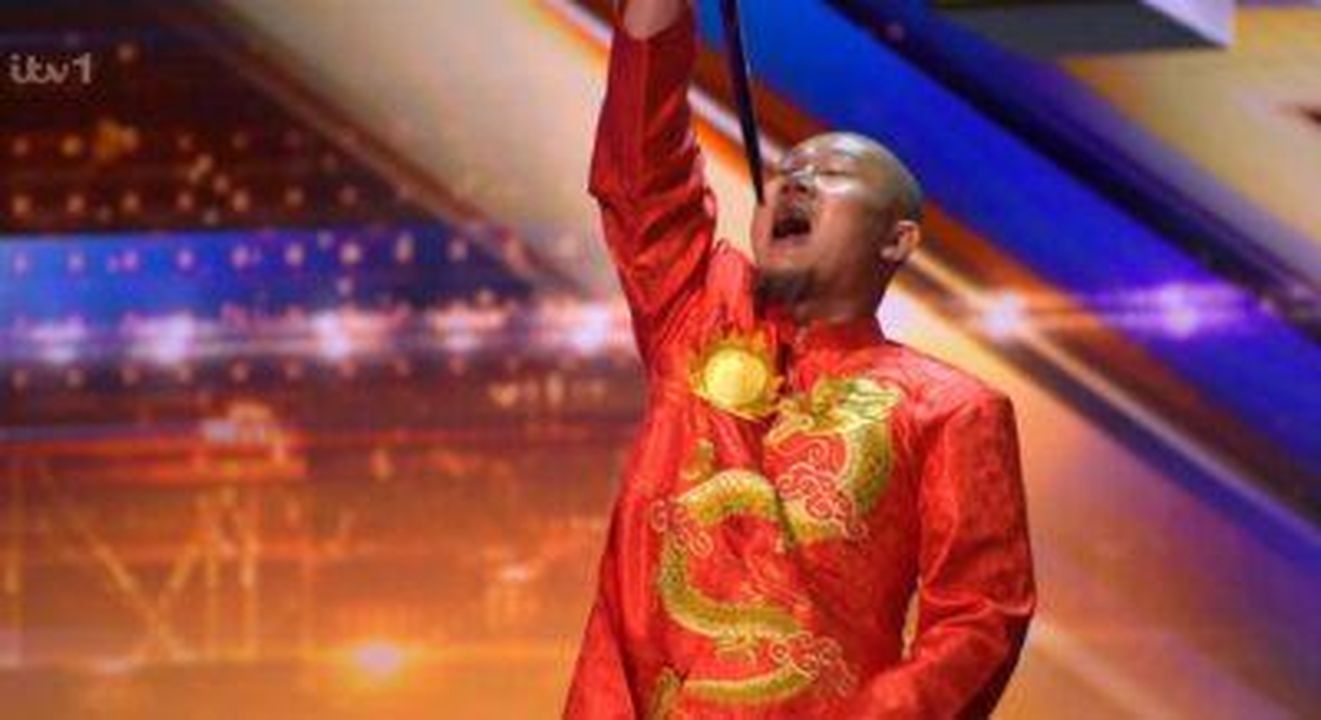 Audizione_di_spada_ingoiata_su_Britains_Got_Talent_2cMfF71Koa - Confidenze24 Source: ITV - - Bao ingoia delle forbici su Britain's Got Talent