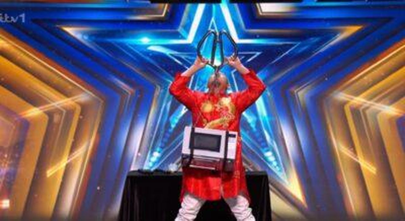Audizione_di_spada_ingoiata_su_Britains_Got_Talent_O3CajbzpJi - Confidenze24 Source: ITV - - Bao ingoia delle forbici su Britain's Got Talent