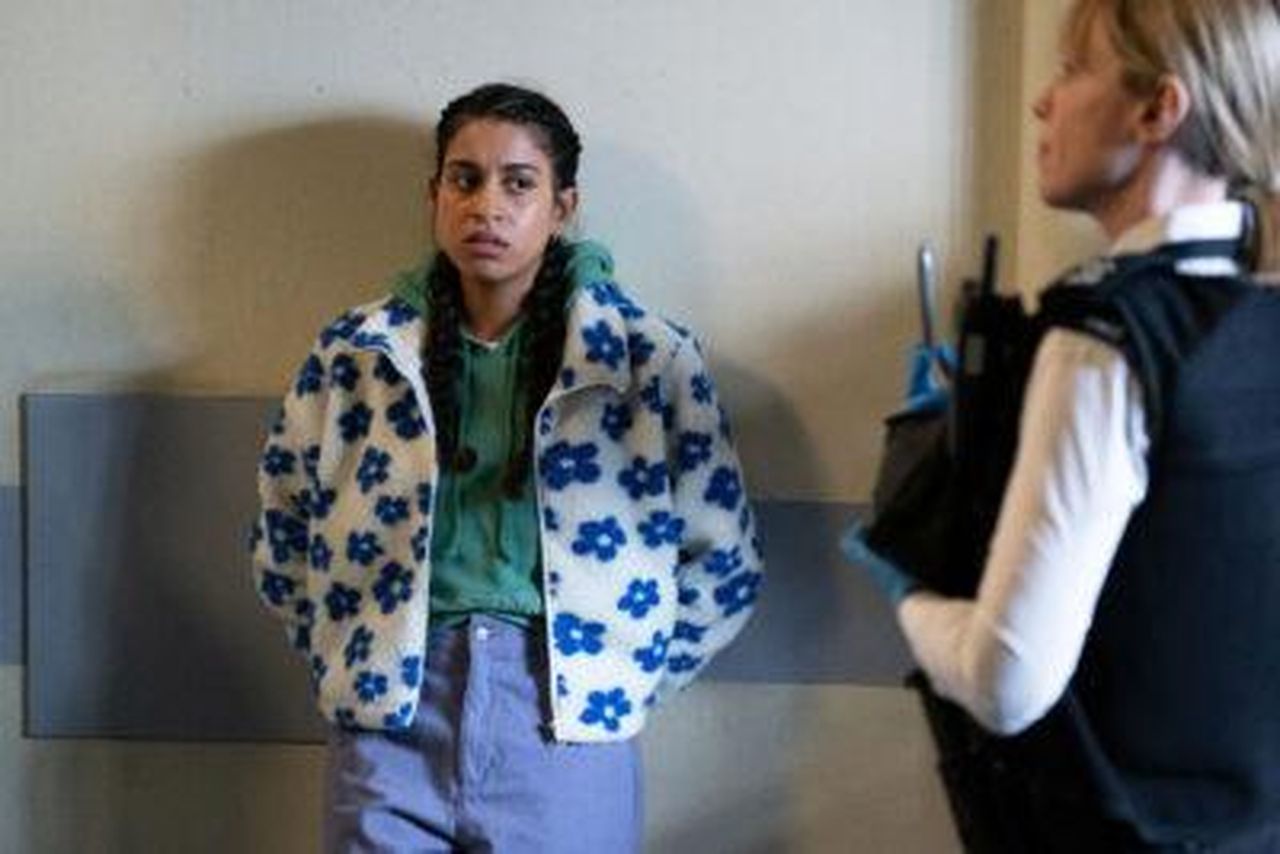 Avani_affronta_lumiliazione_dopo_larresto_FWTFZnqpJV - Confidenze24 Source: BBC - BBC - Avani sembra sconvolta mentre viene interrogata dalla polizia