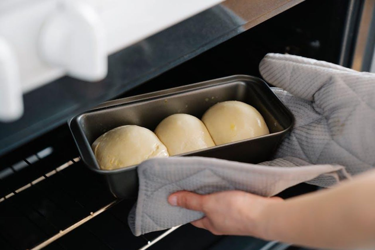 Avviso_di_Caroline_per_Paul_Hollywood_PYGgttFXDM - Confidenze24 Source: Felicity Tai - pexels - Close-up of a person placing homemade bread dough into an oven.