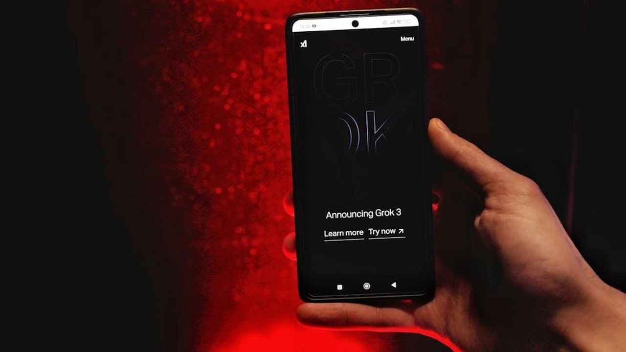 Ayo_Edebiri_critica_Elon_Musk_kvsT8azwOO - Confidenze24 Source: UMA media - pexels - A hand holds a smartphone displaying Grok 3 announcement against a red background.